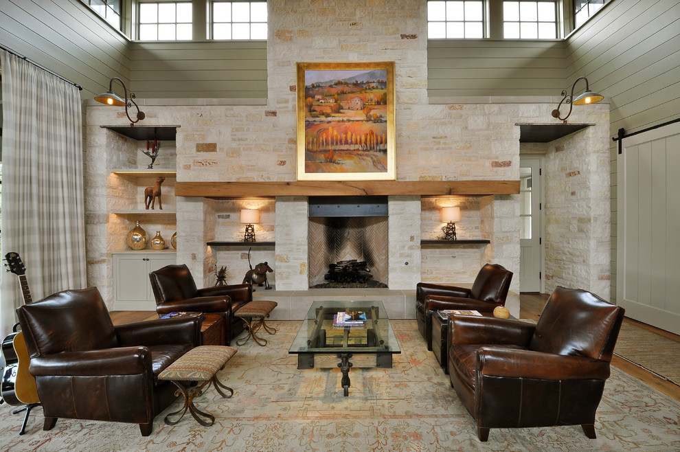 Idée de décoration pour un grand salon design avec un mur vert, une cheminée standard, un manteau de cheminée en pierre et un mur en pierre.