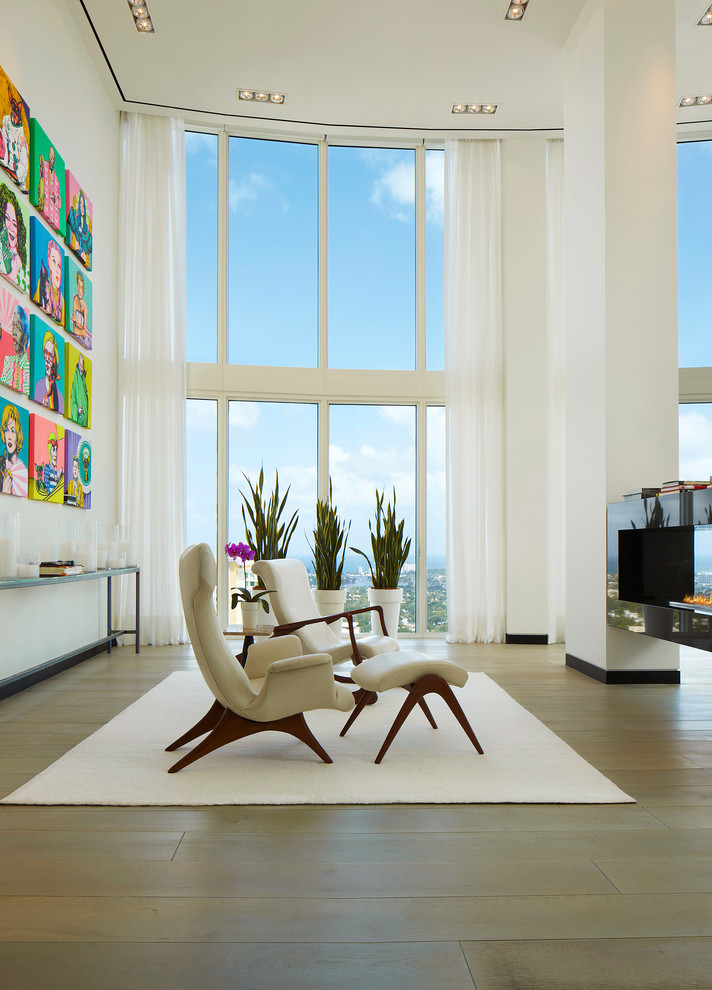 Immagine di un grande soggiorno minimal aperto con pareti bianche, parquet chiaro, camino bifacciale e sala formale
