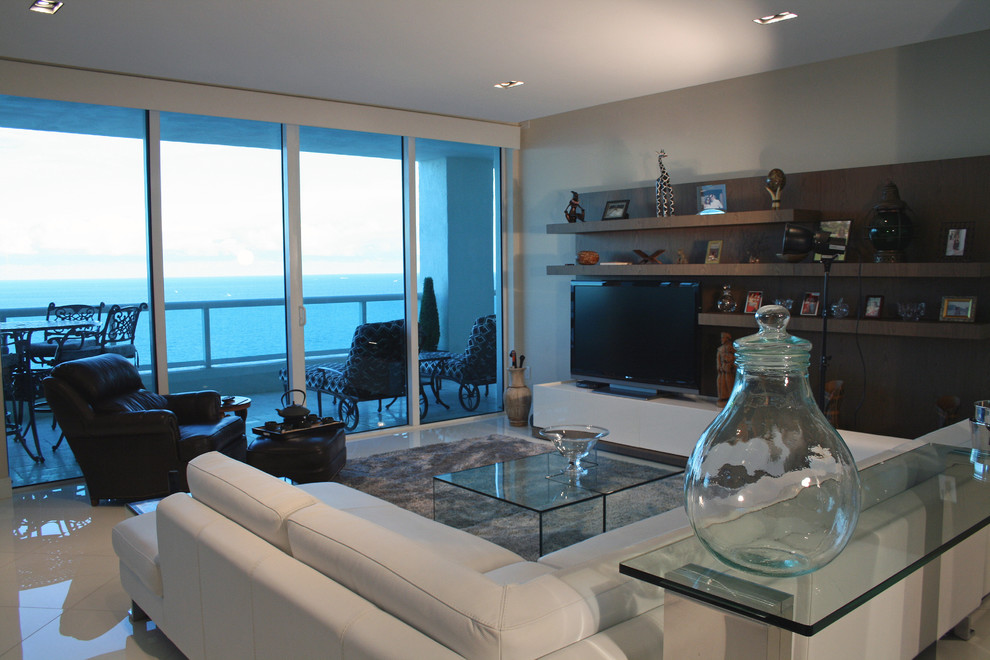 Mittelgroßes, Offenes Modernes Wohnzimmer ohne Kamin mit beiger Wandfarbe, Porzellan-Bodenfliesen, freistehendem TV und weißem Boden in Miami