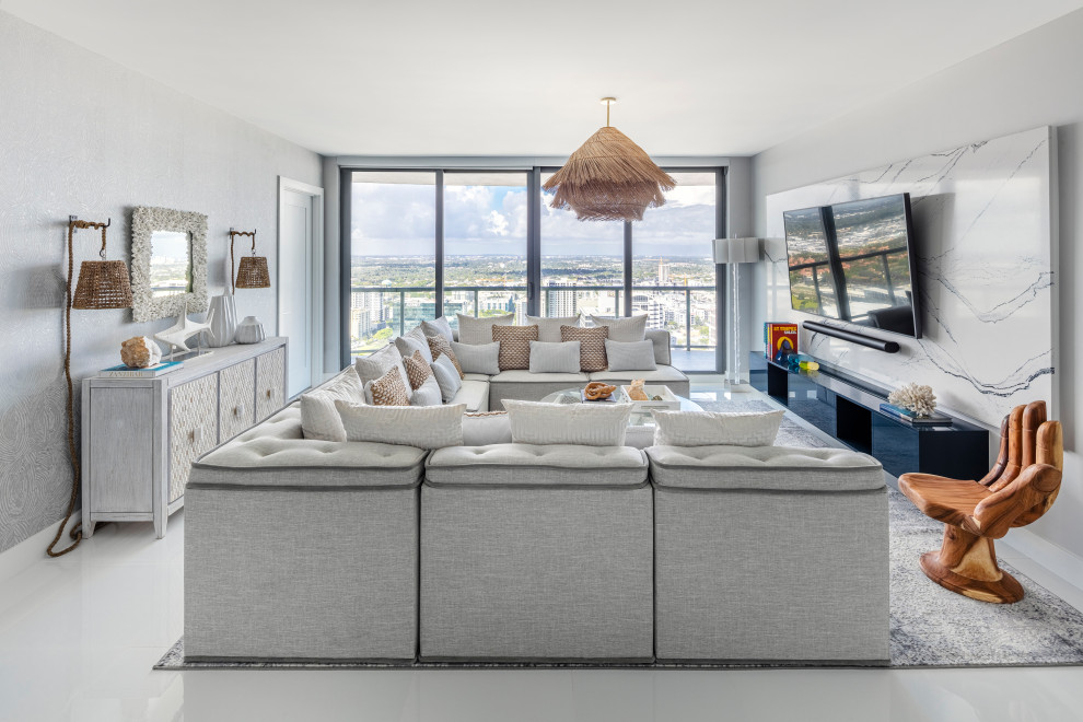 Offenes Klassisches Wohnzimmer mit TV-Wand, weißem Boden und Tapetenwänden in Miami
