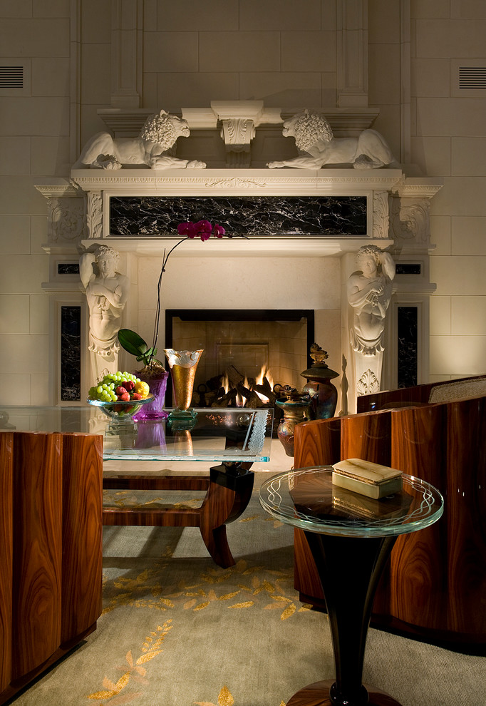 Modelo de salón para visitas abierto actual grande con paredes beige, suelo de mármol, todas las chimeneas, marco de chimenea de piedra y suelo blanco