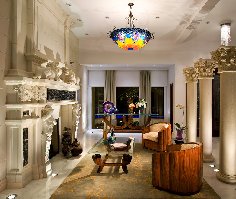 На фото: большая открытая гостиная комната в современном стиле с белыми стенами, мраморным полом, стандартным камином, фасадом камина из камня и белым полом с