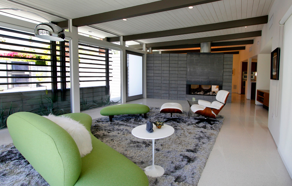 Ispirazione per un soggiorno minimalista di medie dimensioni e aperto con pareti beige, pavimento in gres porcellanato, nessun camino e TV autoportante
