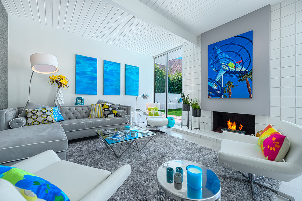 Стильный дизайн: гостиная комната в стиле модернизм с белыми стенами и горизонтальным камином без телевизора - последний тренд