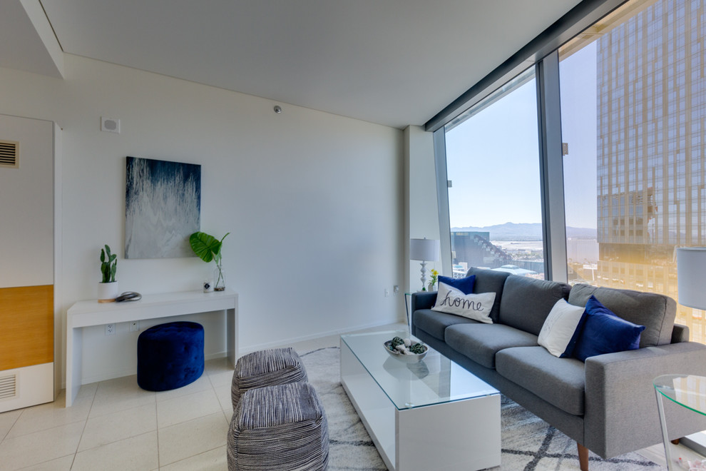 Foto di un piccolo soggiorno moderno aperto con sala formale, pareti bianche, pavimento in marmo, nessun camino, nessuna TV e pavimento bianco