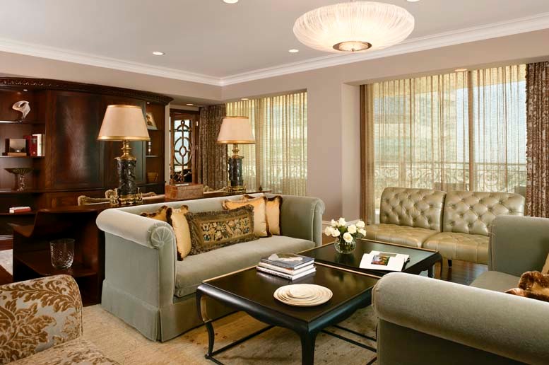 Пример оригинального дизайна: большая парадная, открытая гостиная комната в классическом стиле с бежевыми стенами, темным паркетным полом и коричневым полом без камина, телевизора
