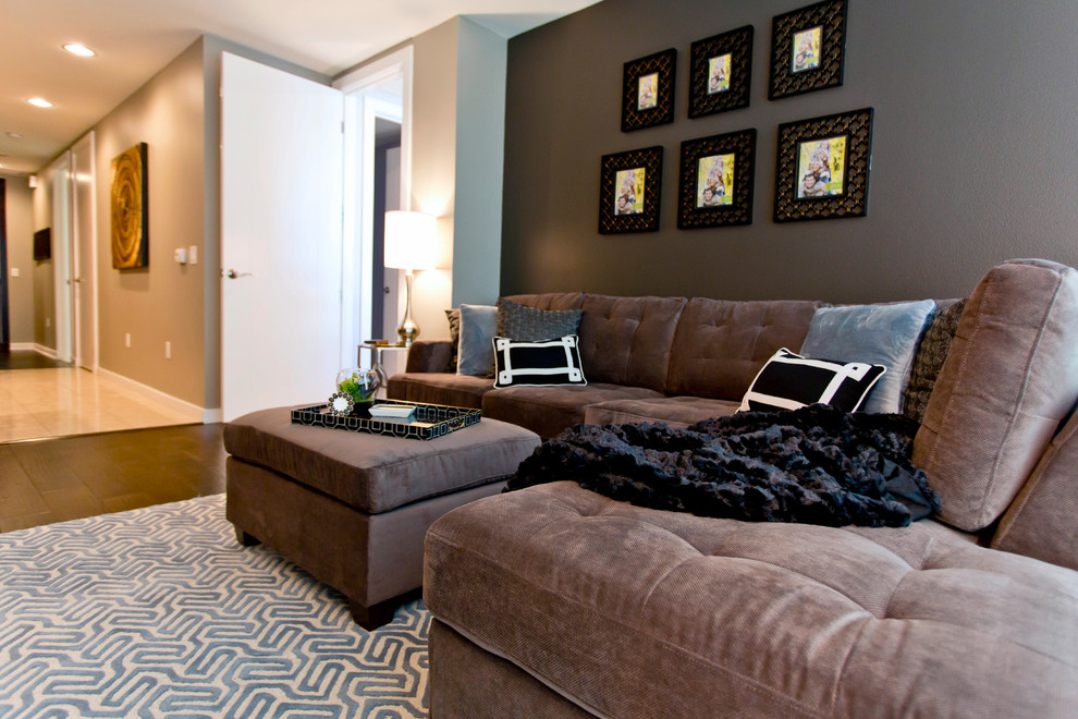 Пример оригинального дизайна: маленькая открытая гостиная комната в современном стиле с серыми стенами и темным паркетным полом для на участке и в саду