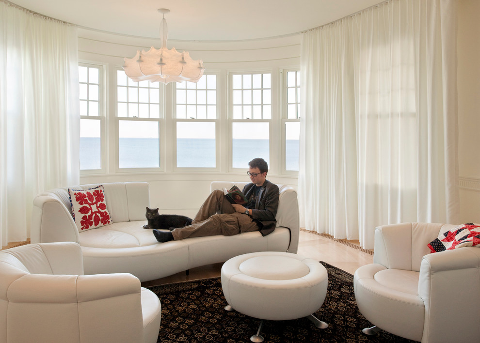 Großes, Repräsentatives, Fernseherloses, Abgetrenntes Modernes Wohnzimmer ohne Kamin mit weißer Wandfarbe und hellem Holzboden in Boston