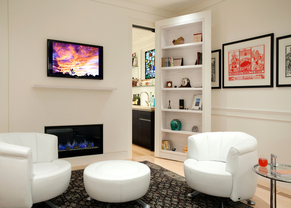 Стильный дизайн: большая изолированная гостиная комната в современном стиле с горизонтальным камином, телевизором на стене, домашним баром, белыми стенами и светлым паркетным полом - последний тренд
