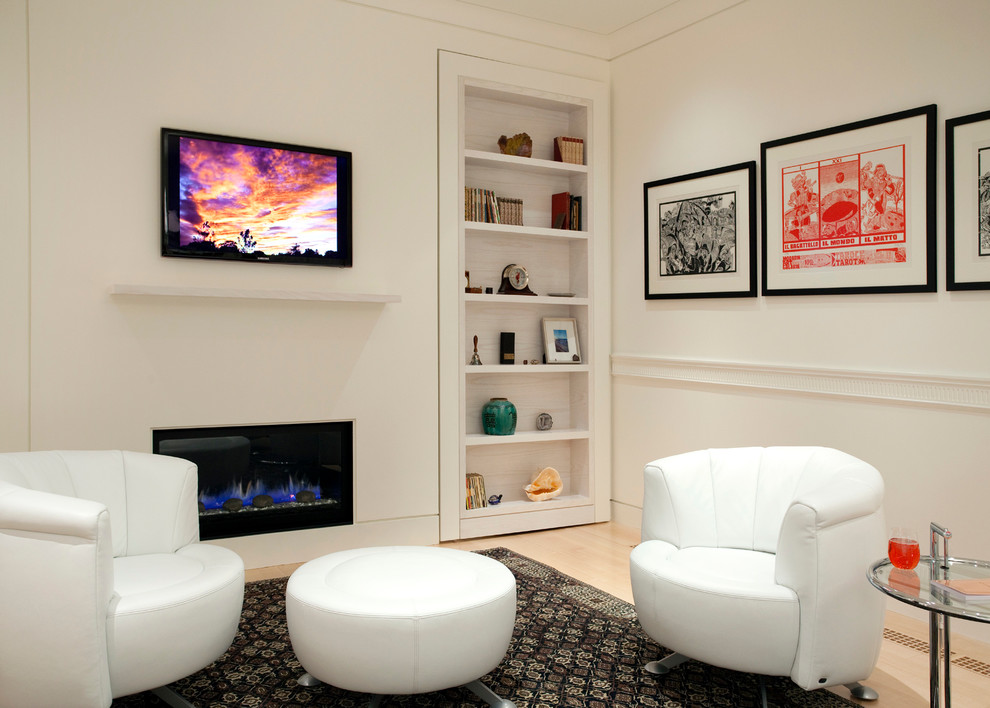 На фото: большая парадная, изолированная гостиная комната в современном стиле с белыми стенами, светлым паркетным полом, горизонтальным камином и телевизором на стене