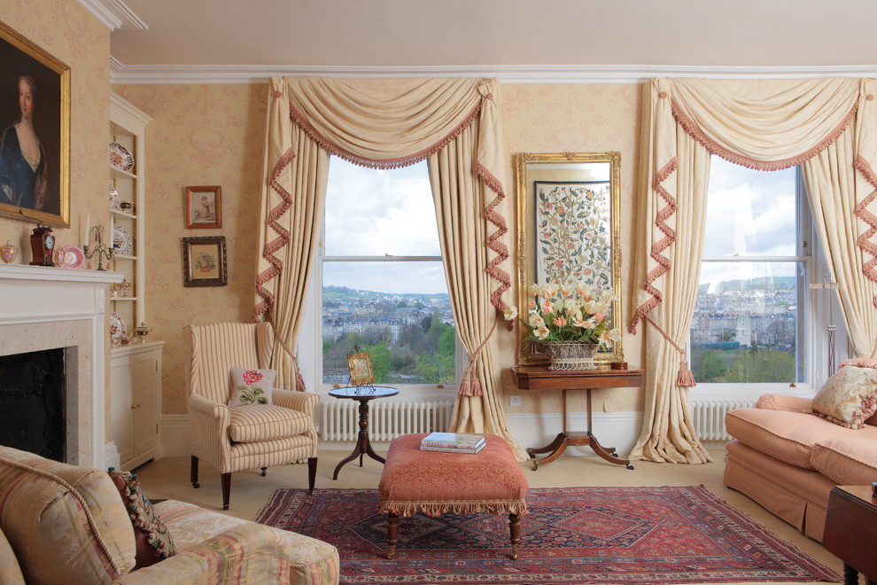 Foto di un soggiorno chic con sala formale, pareti gialle, moquette, camino classico e pavimento beige