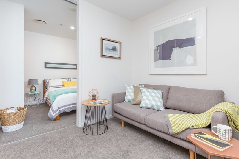 На фото: маленькая открытая гостиная комната в стиле модернизм с ковровым покрытием, белыми стенами и серым полом для на участке и в саду с
