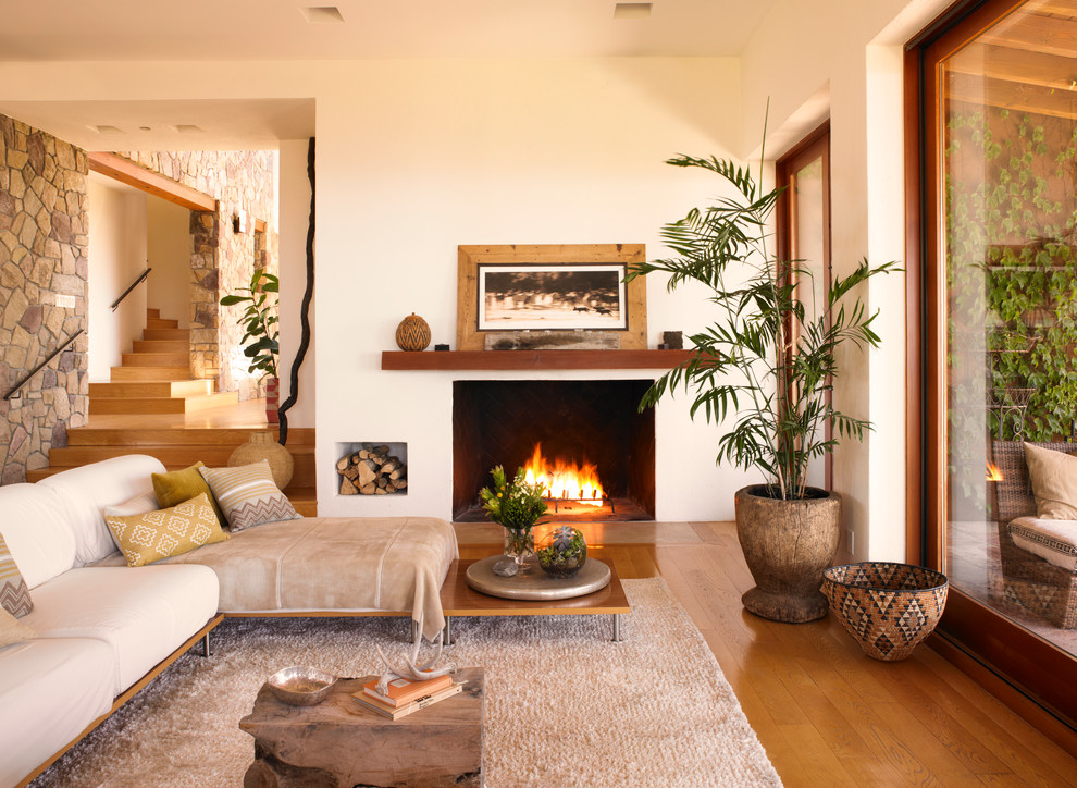 ロサンゼルスにあるサンタフェスタイルのおしゃれなリビング (標準型暖炉) の写真