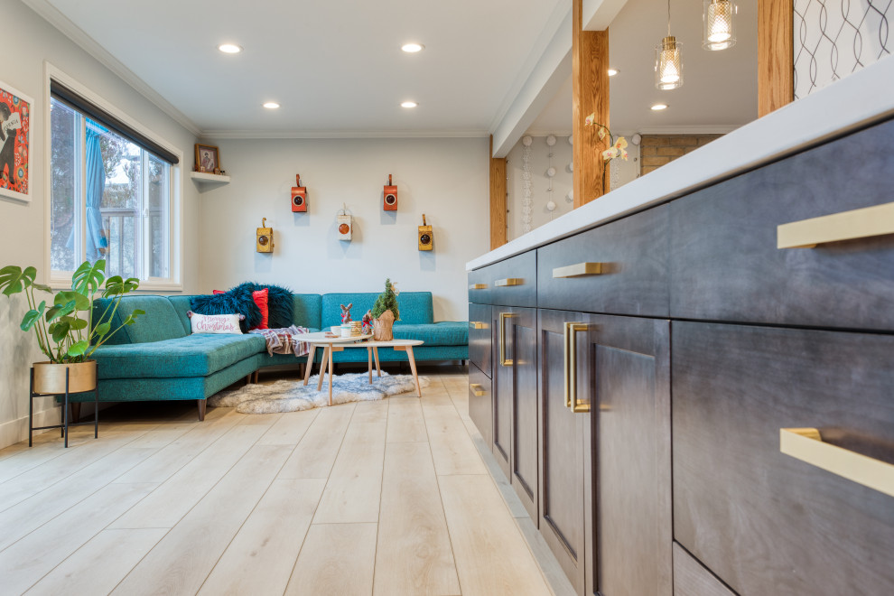 Стильный дизайн: открытая гостиная комната среднего размера в стиле ретро с серыми стенами, полом из винила, стандартным камином, фасадом камина из кирпича и желтым полом - последний тренд