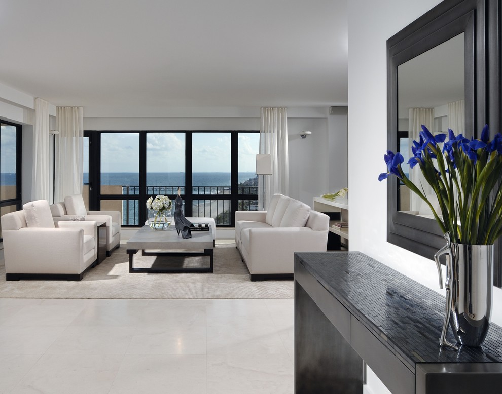 Großes, Fernseherloses, Offenes Modernes Wohnzimmer ohne Kamin mit weißer Wandfarbe, Marmorboden und weißem Boden in Miami