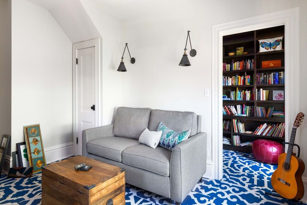 Идея дизайна: изолированная гостиная комната среднего размера в стиле неоклассика (современная классика) с с книжными шкафами и полками, серыми стенами, ковровым покрытием и синим полом без камина