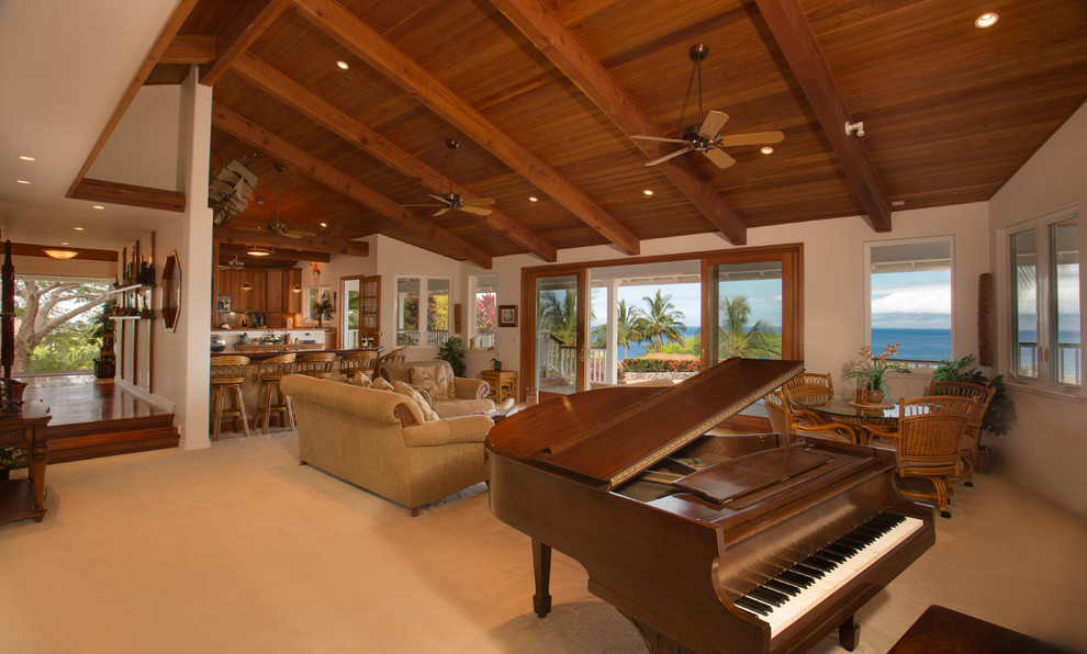Großes, Offenes Maritimes Wohnzimmer mit beiger Wandfarbe in Hawaii