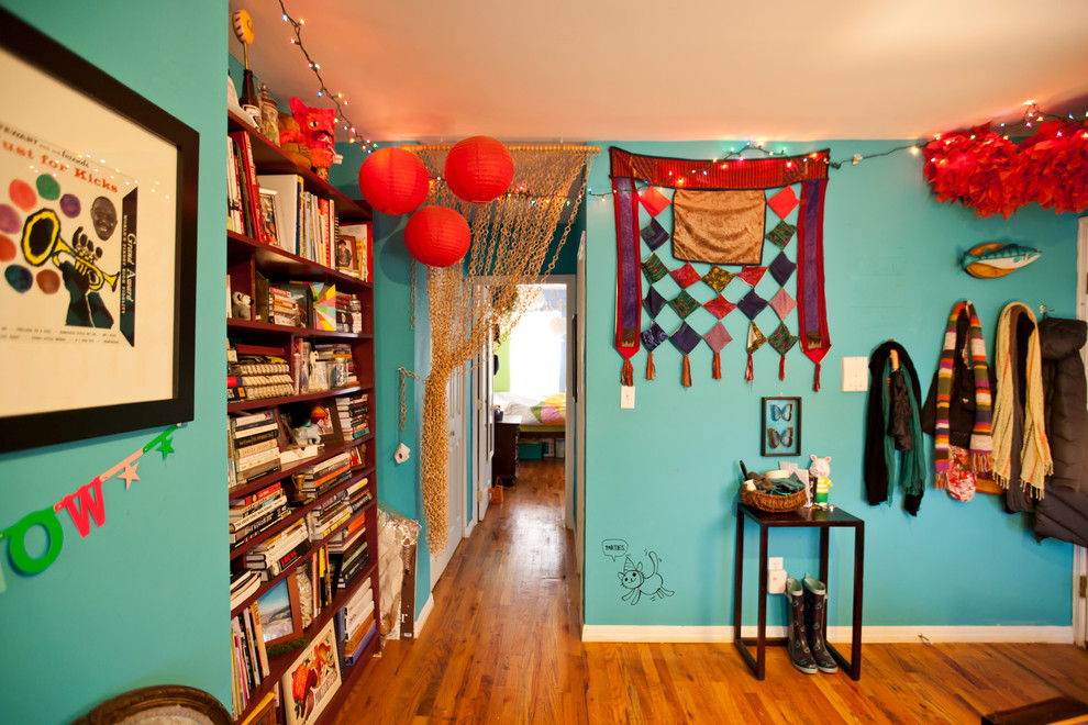 Foto de salón ecléctico con paredes azules y suelo de madera en tonos medios