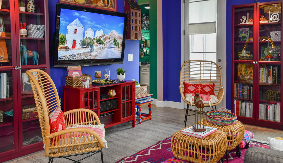 Ispirazione per un grande soggiorno eclettico con pavimento in gres porcellanato, TV a parete, pavimento grigio e pareti blu