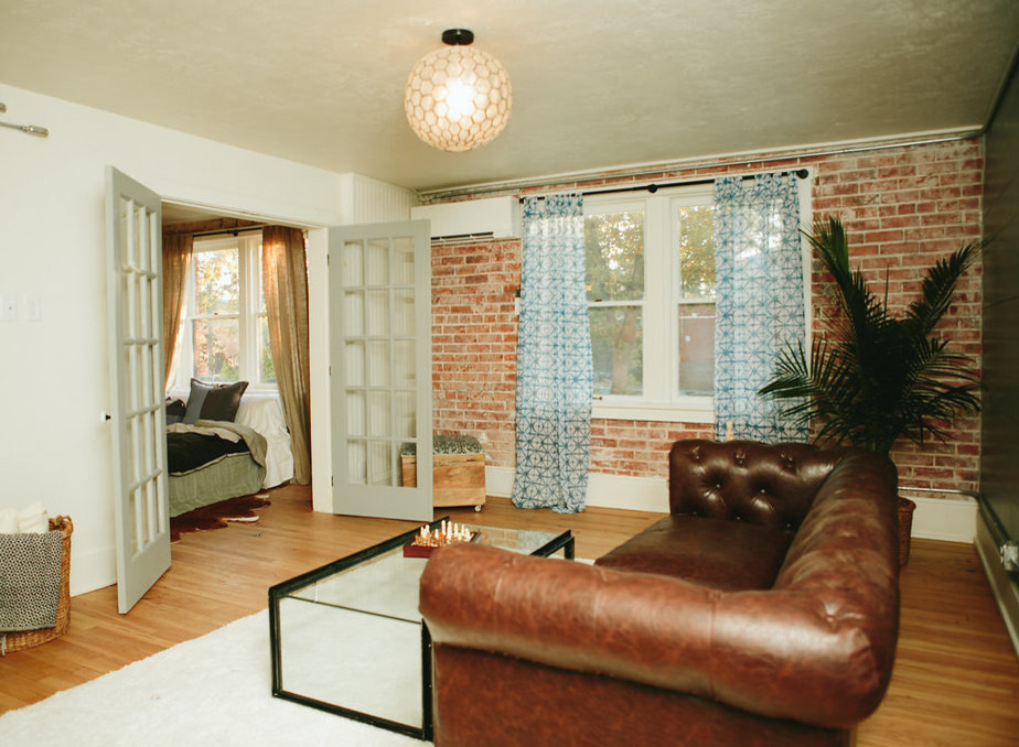 На фото: гостиная комната среднего размера в стиле лофт с светлым паркетным полом с