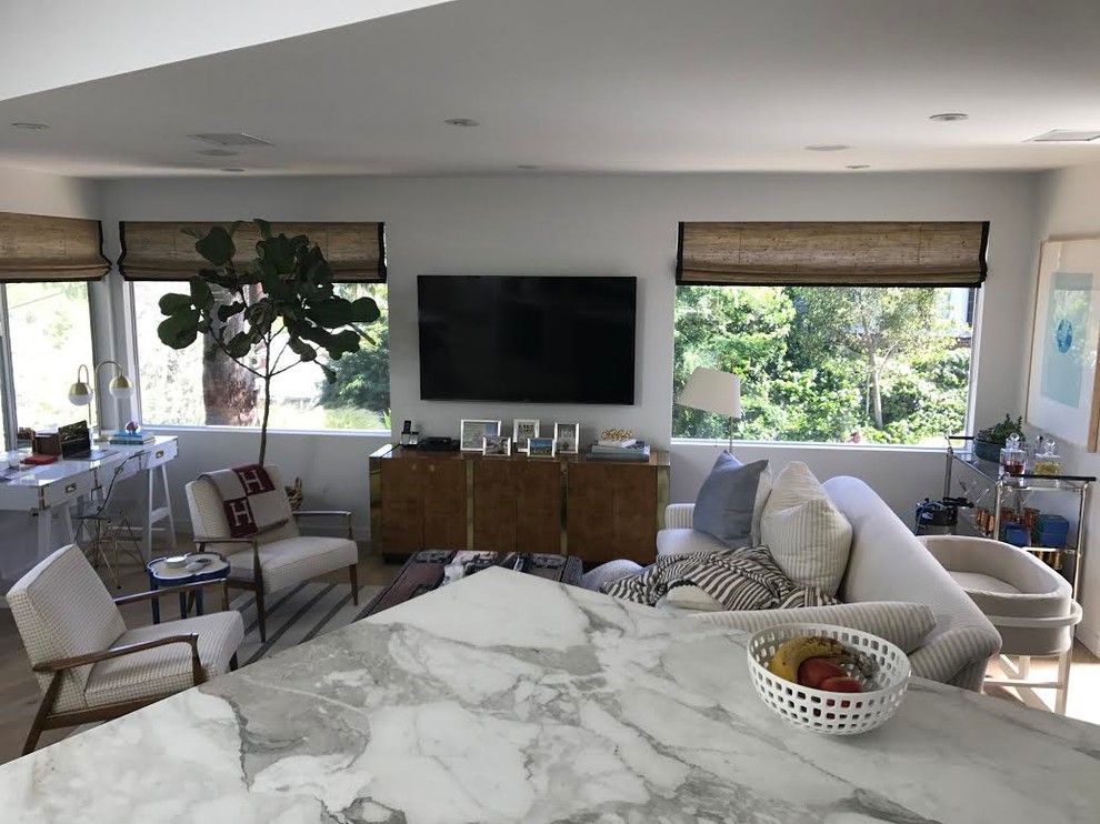 Großes, Repräsentatives, Offenes Klassisches Wohnzimmer ohne Kamin mit weißer Wandfarbe, hellem Holzboden, TV-Wand und beigem Boden in Los Angeles