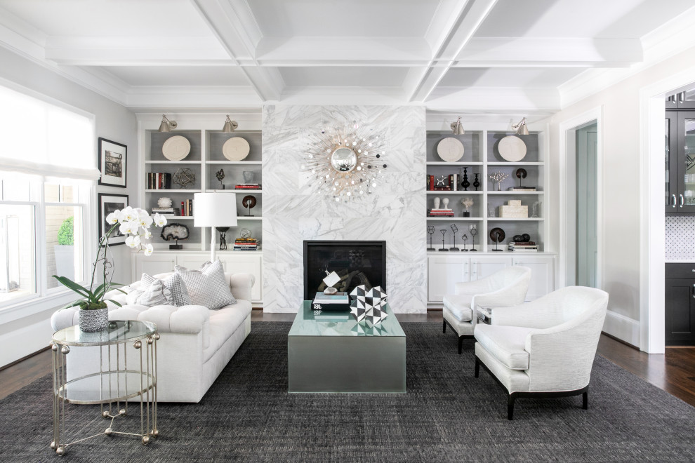 Immagine di un soggiorno classico chiuso con pareti bianche, parquet scuro, camino classico, pavimento marrone e soffitto a cassettoni
