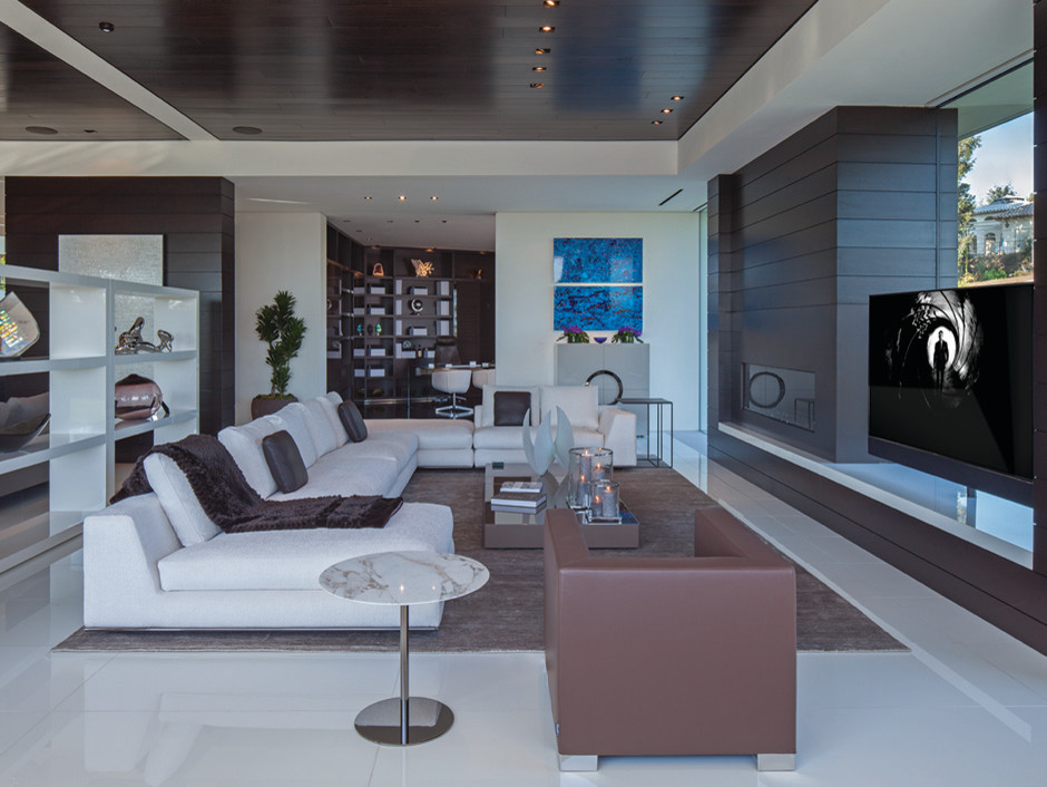 Mittelgroßes, Offenes Modernes Wohnzimmer mit weißer Wandfarbe, dunklem Holzboden, Kamin, Kaminumrandung aus Metall und freistehendem TV in Los Angeles