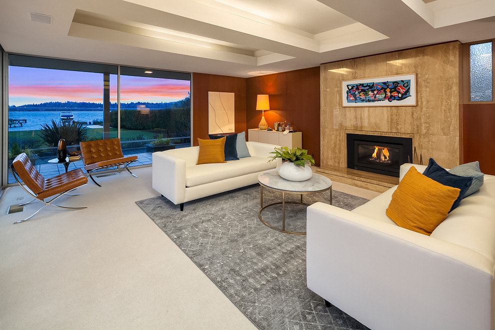 シアトルにある広いミッドセンチュリースタイルのおしゃれなリビング (茶色い壁、カーペット敷き、標準型暖炉、白い床、テレビなし) の写真