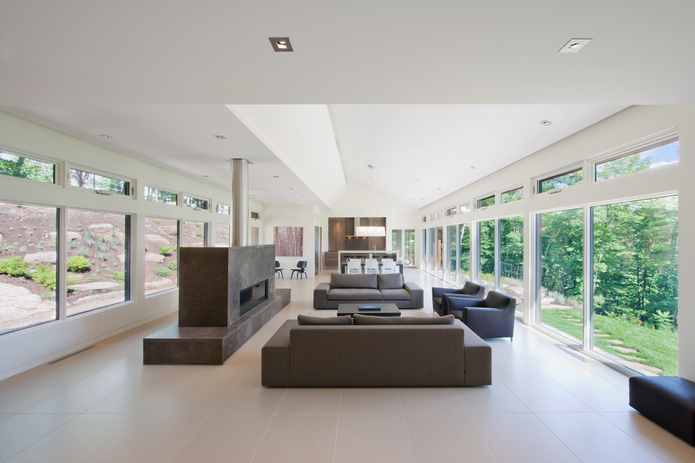 Идея дизайна: гостиная комната в современном стиле с белыми стенами и коричневым диваном
