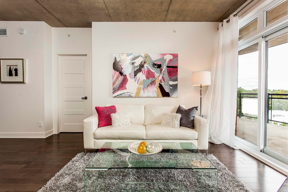 Immagine di un grande soggiorno design aperto con pareti bianche, parquet scuro, camino classico, cornice del camino in metallo e TV a parete