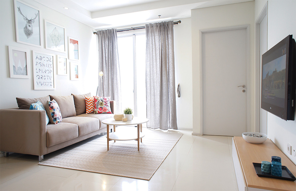 На фото: маленькая открытая гостиная комната в скандинавском стиле с белыми стенами, полом из керамической плитки и телевизором на стене для на участке и в саду с