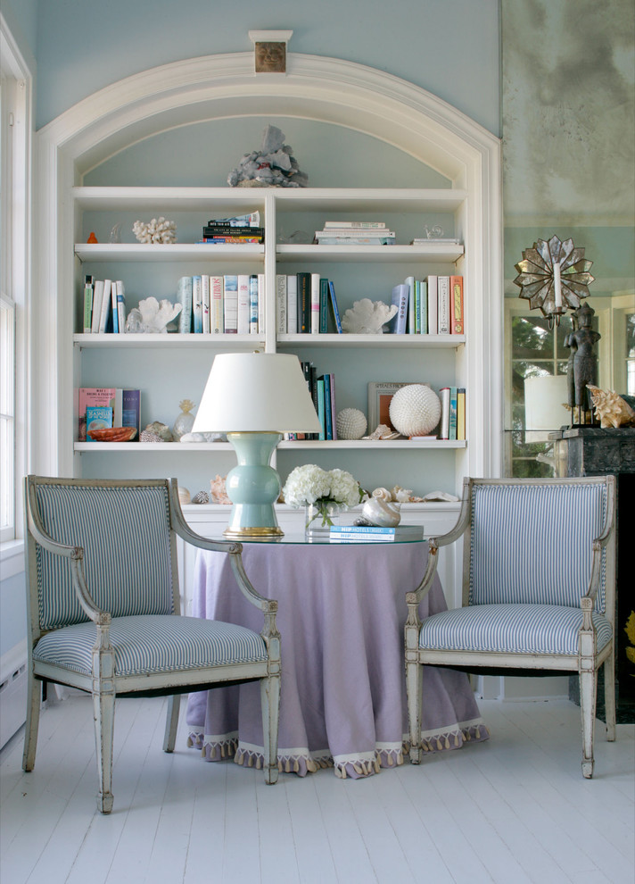 Источник вдохновения для домашнего уюта: большая гостиная комната в морском стиле с синими стенами без камина