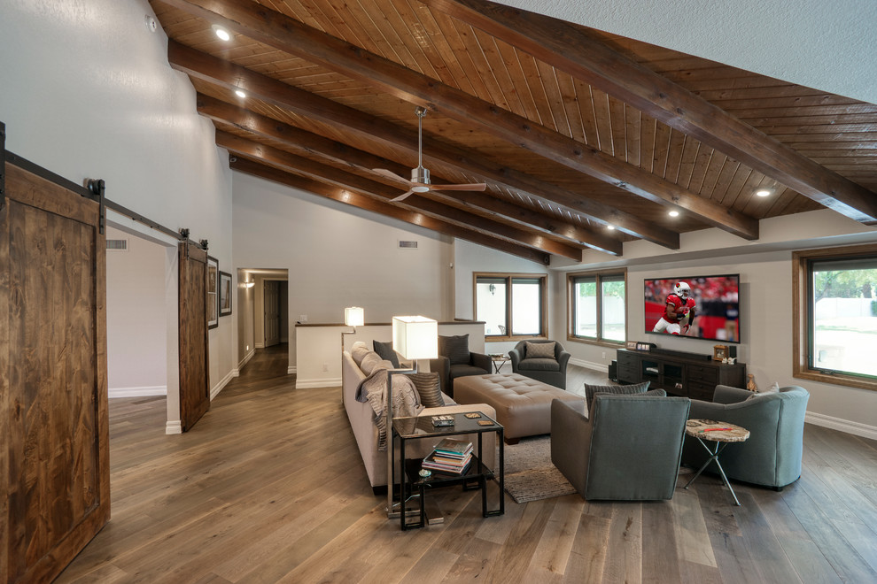 Esempio di un soggiorno contemporaneo di medie dimensioni e aperto con sala formale, pareti beige, pavimento in legno massello medio, TV a parete e pavimento marrone