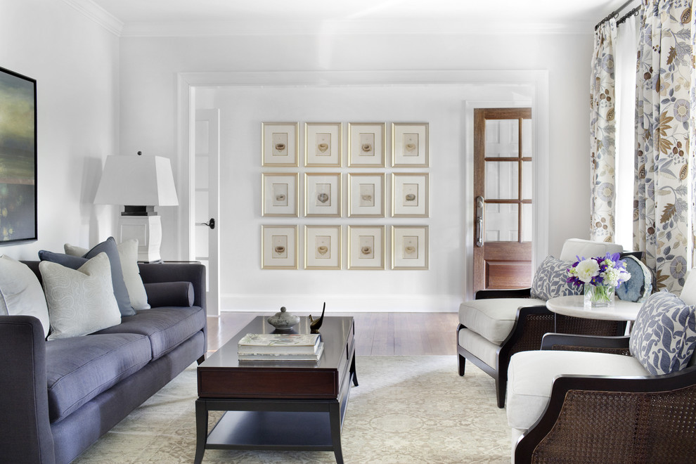 Источник вдохновения для домашнего уюта: гостиная комната в классическом стиле с белыми стенами и красивыми шторами