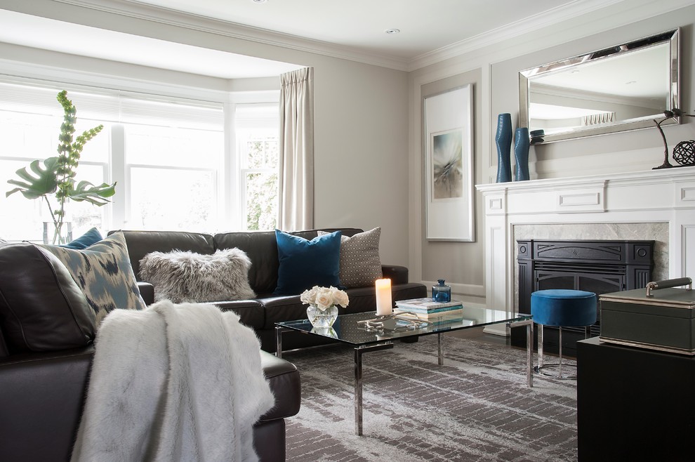 Mittelgroßes, Abgetrenntes Klassisches Wohnzimmer mit brauner Wandfarbe, braunem Holzboden, Kamin, Kaminumrandung aus Holz, TV-Wand und braunem Boden in Toronto