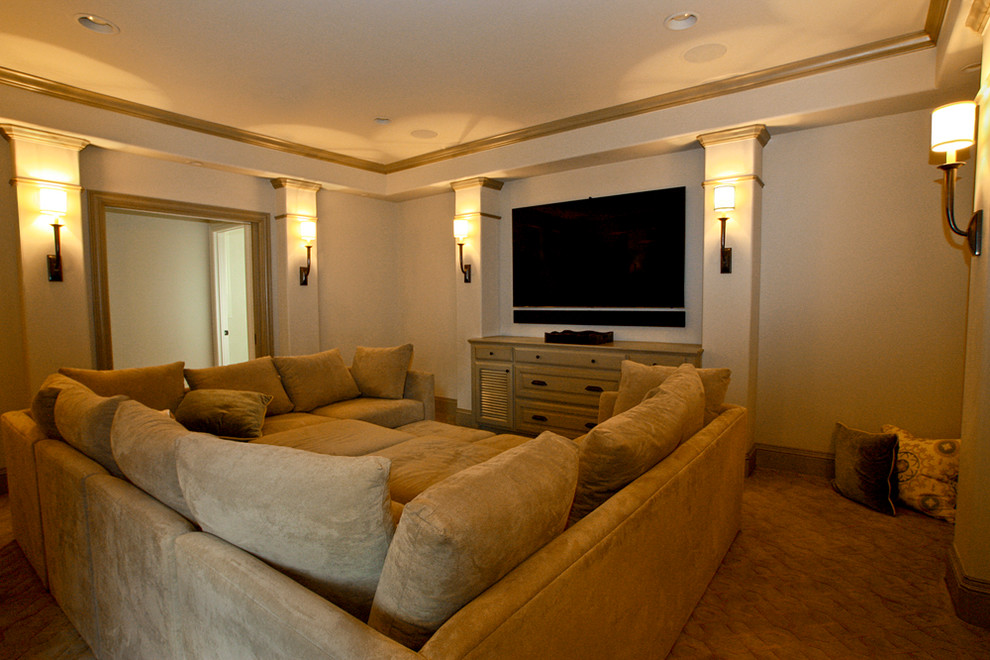 Foto de cine en casa cerrado tradicional grande con paredes beige, moqueta y televisor colgado en la pared
