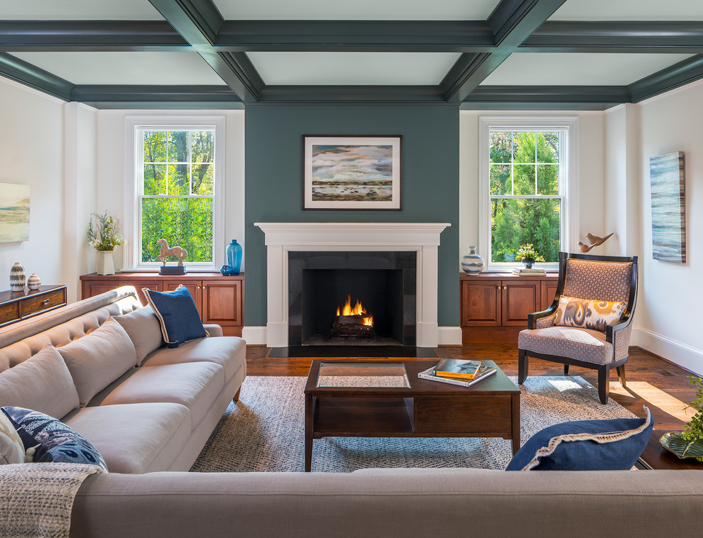 ワシントンD.C.にあるお手頃価格の広いトラディショナルスタイルのおしゃれなLDK (緑の壁、濃色無垢フローリング、標準型暖炉、石材の暖炉まわり、茶色い床) の写真