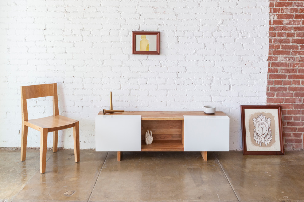Esempio di un piccolo soggiorno minimalista chiuso con pareti bianche e pavimento in cemento