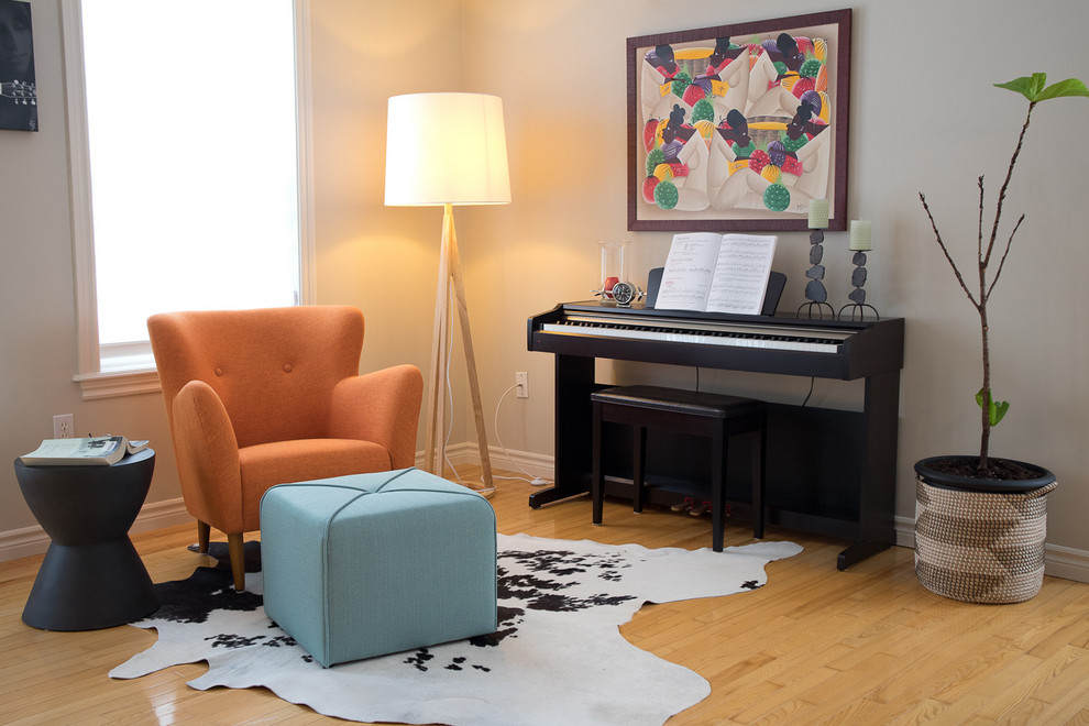 Imagen de salón con rincón musical abierto actual pequeño sin chimenea y televisor con paredes beige y suelo de madera clara