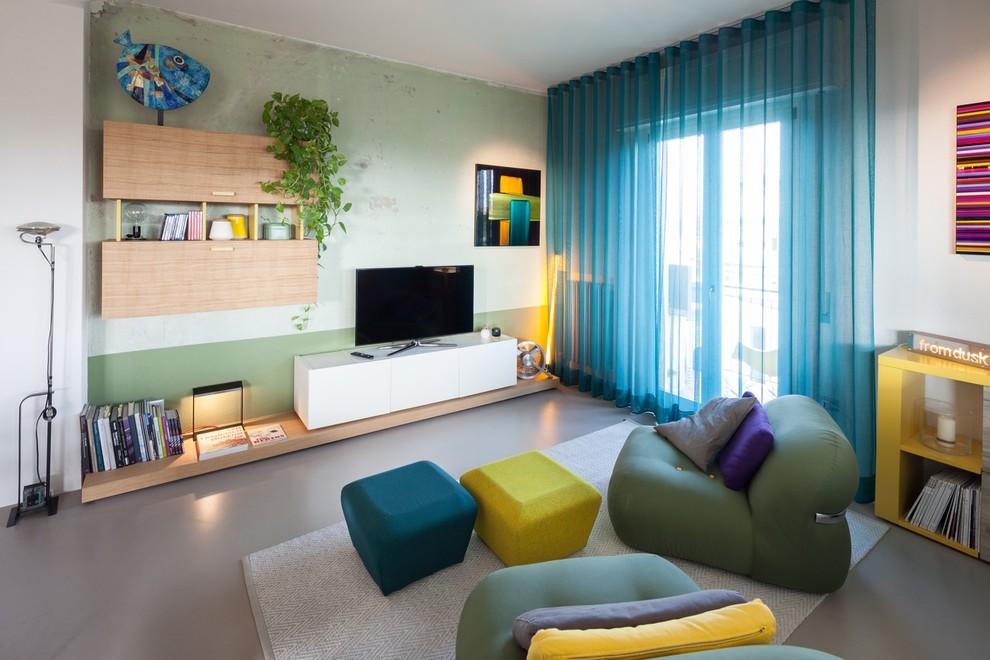 Immagine di un soggiorno minimal con TV autoportante, pareti multicolore, pavimento in cemento e pavimento grigio