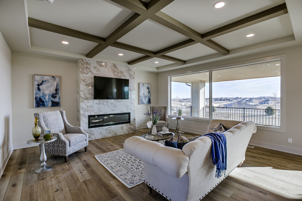 На фото: открытая гостиная комната в стиле неоклассика (современная классика) с горизонтальным камином, фасадом камина из плитки и телевизором на стене