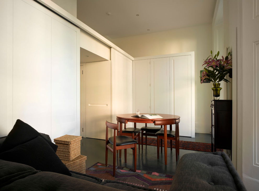 Стильный дизайн: маленькая открытая гостиная комната в современном стиле для на участке и в саду - последний тренд