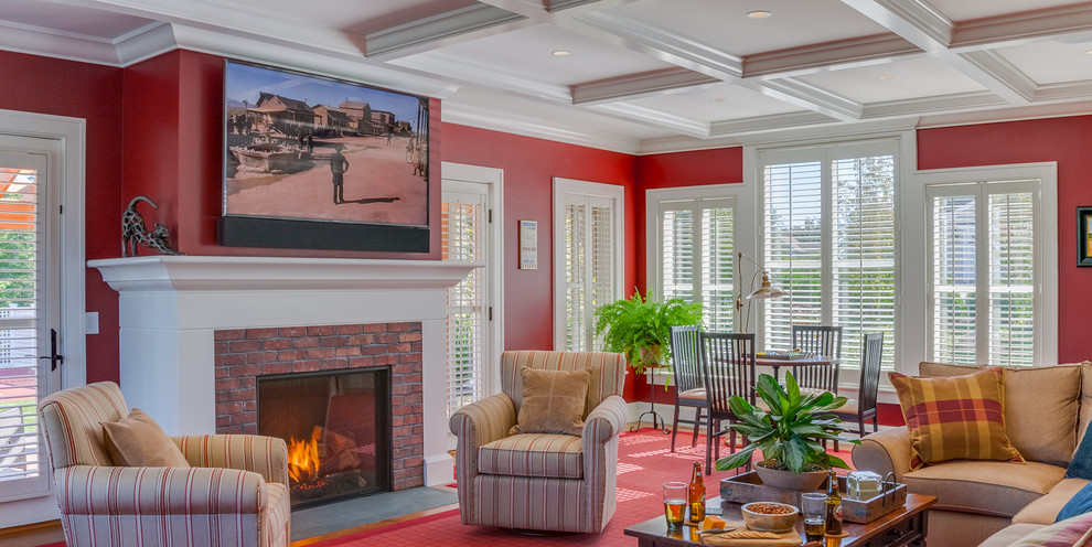 ボストンにあるカントリー風のおしゃれな独立型リビング (赤い壁、無垢フローリング、標準型暖炉、レンガの暖炉まわり、壁掛け型テレビ、茶色い床) の写真