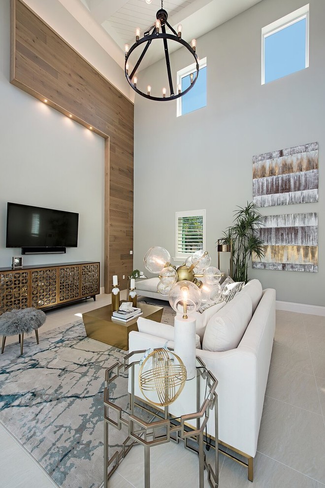 Großes, Offenes Modernes Wohnzimmer ohne Kamin mit grauer Wandfarbe, Keramikboden, TV-Wand und beigem Boden in Miami