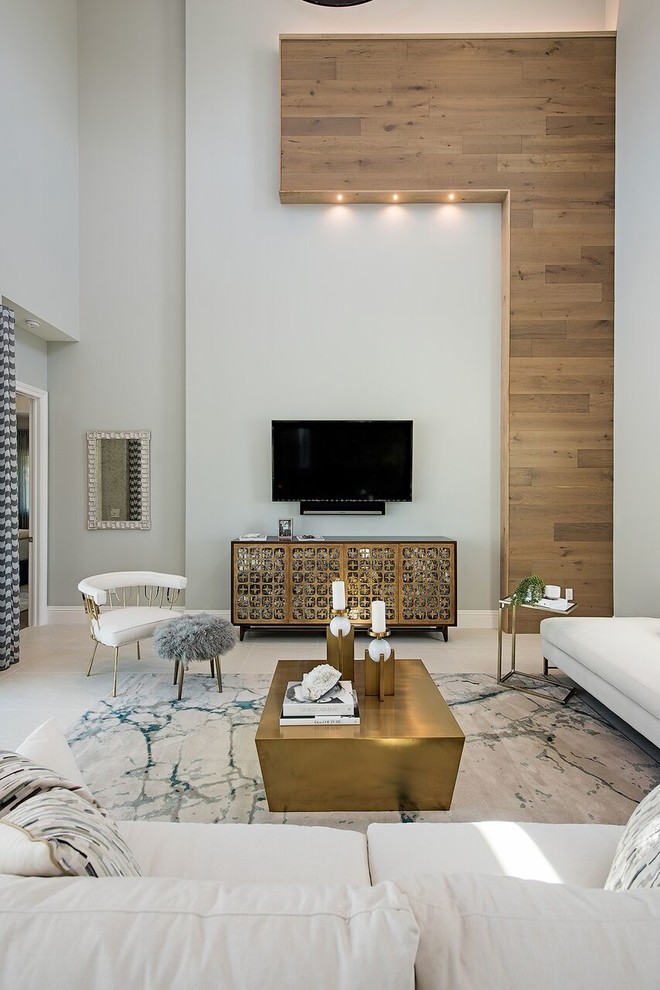 Cette image montre un grand salon design ouvert avec un mur gris, un sol en carrelage de céramique, un téléviseur fixé au mur et un sol beige.