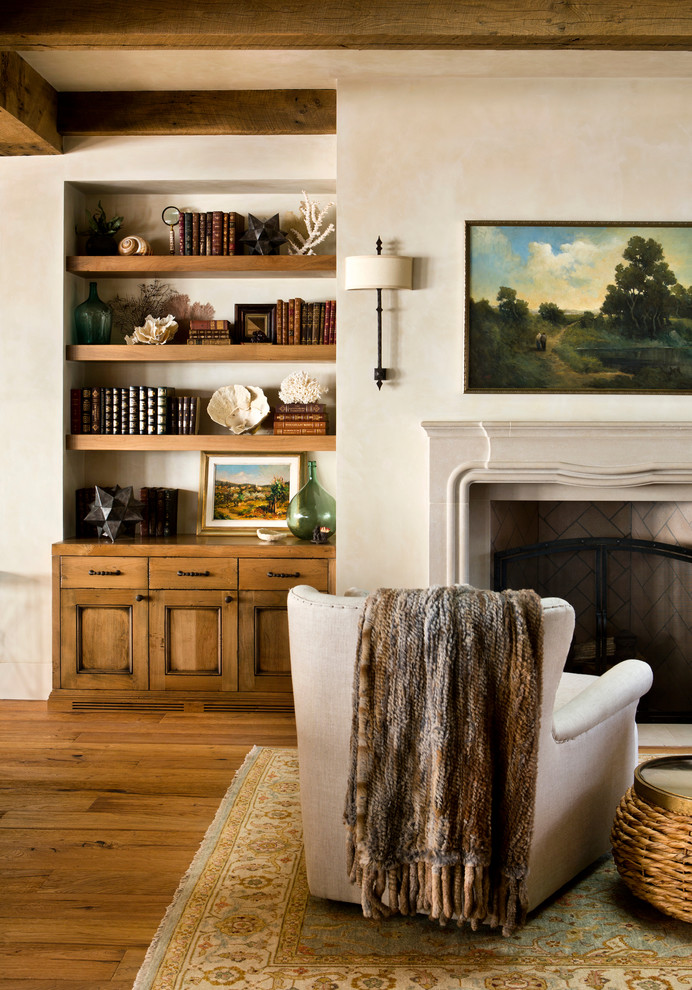 Mittelgroßes Uriges Wohnzimmer mit beiger Wandfarbe, braunem Holzboden, Kamin, Kaminumrandung aus Beton und braunem Boden in San Francisco