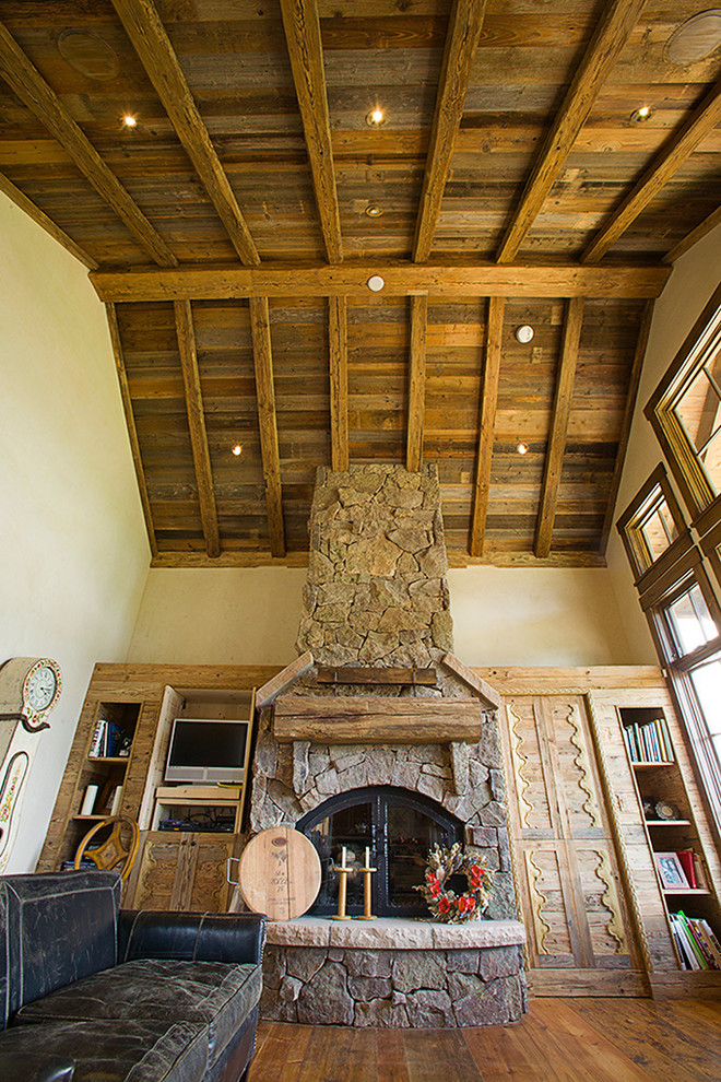 Diseño de salón para visitas abierto de estilo de casa de campo extra grande sin televisor con paredes beige, suelo de madera en tonos medios, todas las chimeneas y marco de chimenea de piedra