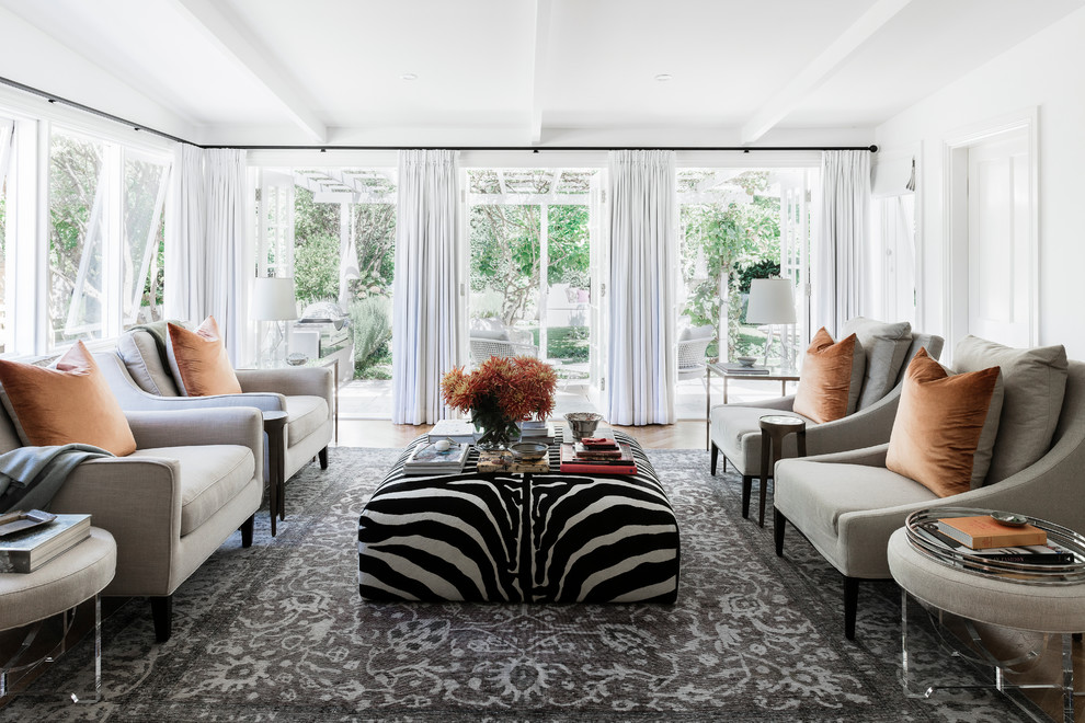 Источник вдохновения для домашнего уюта: парадная гостиная комната в стиле неоклассика (современная классика) с белыми стенами и ковром на полу