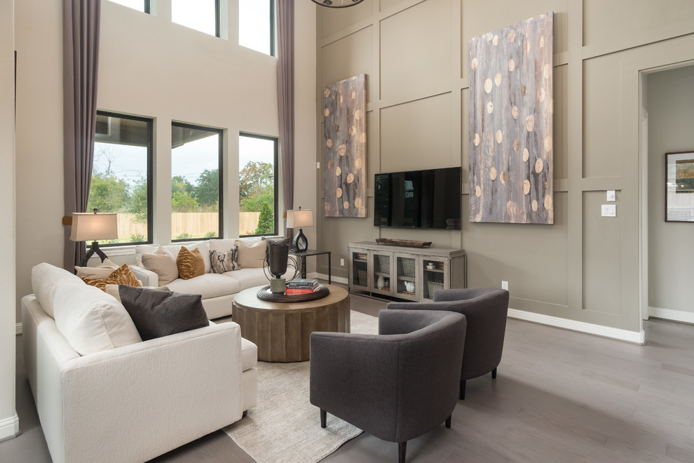 Источник вдохновения для домашнего уюта: открытая гостиная комната среднего размера в стиле неоклассика (современная классика) с бежевыми стенами, светлым паркетным полом, телевизором на стене и серым полом