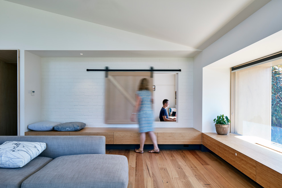 Aménagement d'un salon contemporain de taille moyenne et ouvert avec un mur blanc, parquet clair, un téléviseur indépendant et un sol beige.